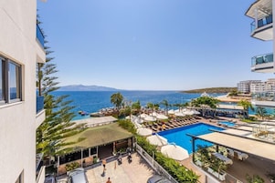Quarto casal, vista parcial para o mar | Frigobar, cofres nos quartos, ferros/tábuas de passar roupa