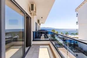 Chambre avec lits jumeaux, vue partielle sur la mer