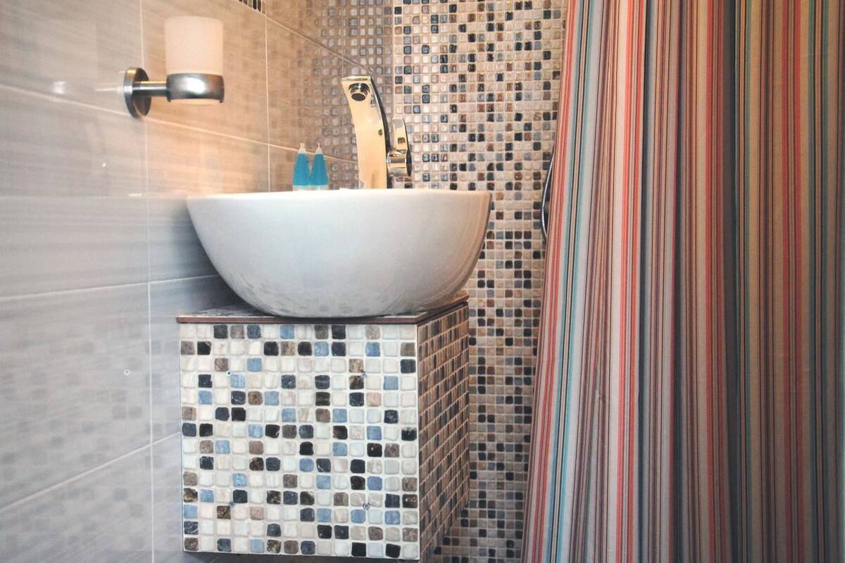Habitación doble Deluxe | Baño | Regadera, amenidades de baño gratuitas, secadora de cabello, pantuflas
