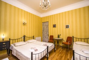 Standard-Dreibettzimmer | Schallisolierte Zimmer, Bügeleisen/Bügelbrett, kostenloses WLAN