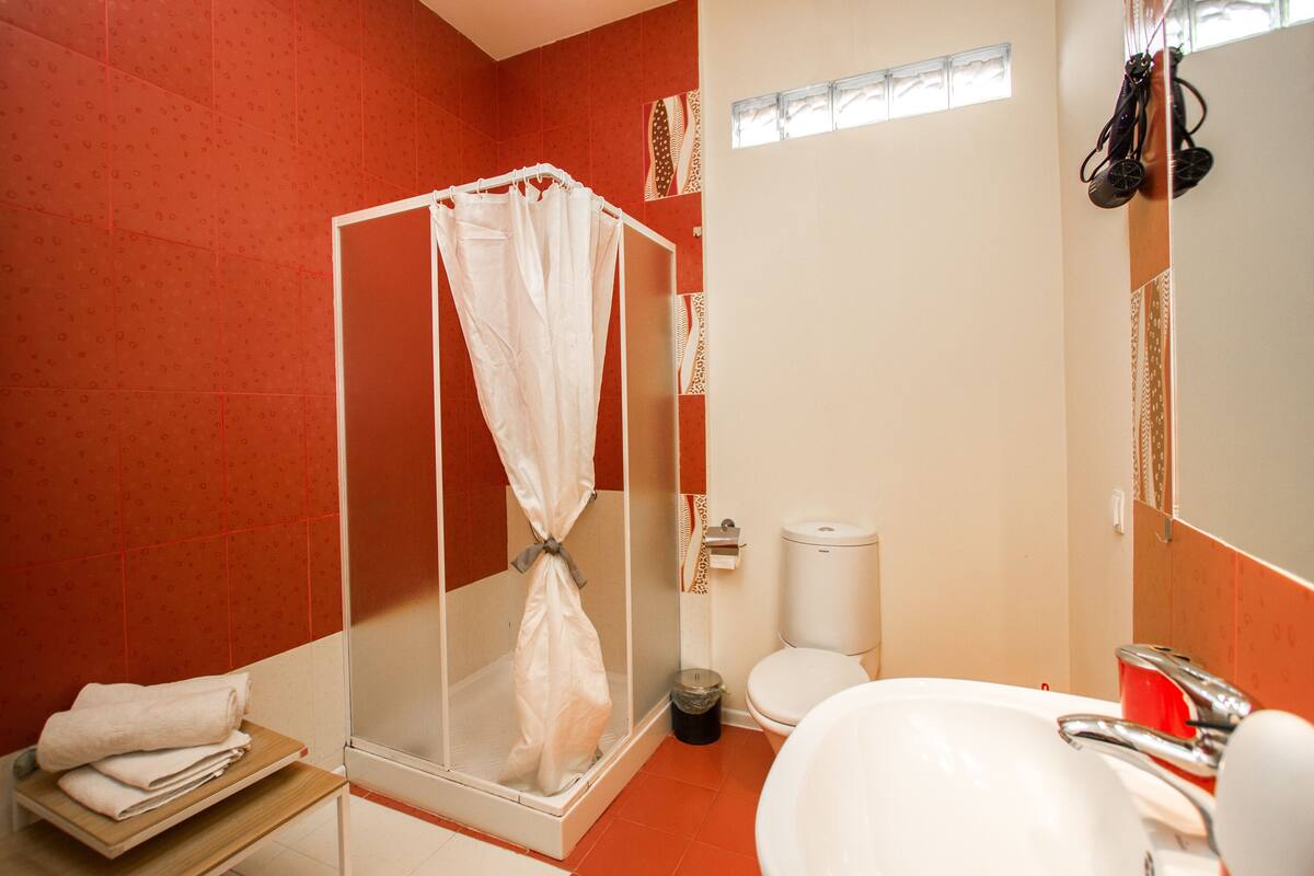Superior Double Room | Bathroom | Shower, free toiletries, hair dryer (on request), slippers