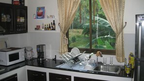 Family 3-Bedroom Villa with Sea View | Eget pentry | Kylskåp, mikrovågsugn, spishäll och kaffe- och tebryggare