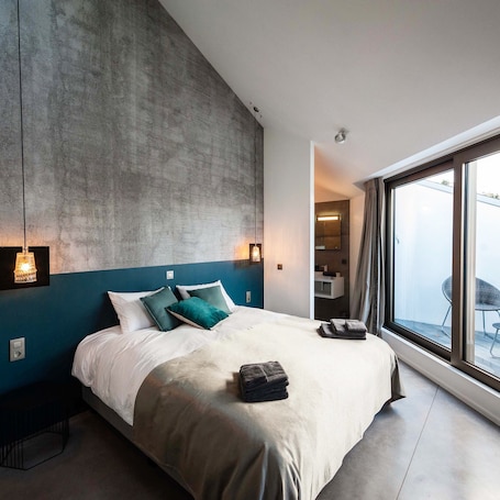 Ropa de cama de alta calidad, cubrecamas y artículos del minibar gratis
