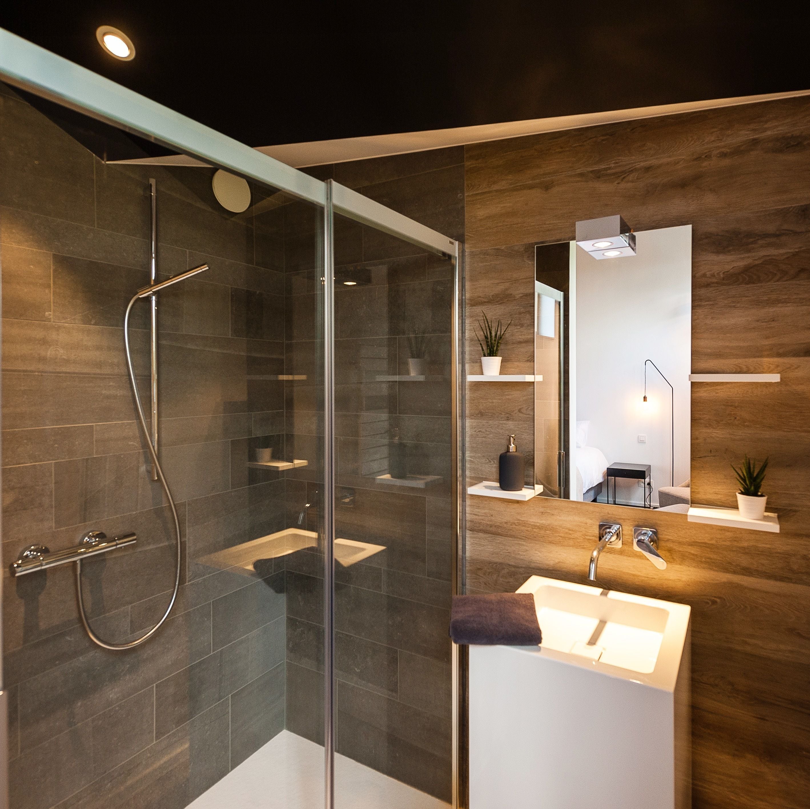 Tweepersoonskamer (Petit Granit) | Badkamer | Een douche,  milieuvriendelijk toiletgerief, een haardroger, handdoeken