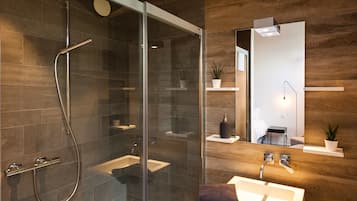 Tweepersoonskamer (Petit Granit) | Badkamer | Een douche, milieuvriendelijk toiletgerief, een haardroger, handdoeken