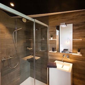 Chambre double (Petit Granit) | Salle de bain | Douche, articles de toilette écologiques, séchoir à cheveux