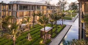 2 Bedrooms Deluxe Condo with Pool View | Vista desde la habitación