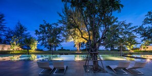 Una piscina al aire libre