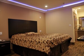 Superior Room, 1 King Bed | Desk, iron/ironing board, free WiFi, bed sheets - Sun Light Motel (Downey)