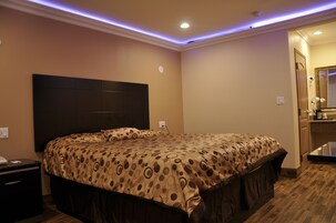 Superior Room, 1 King Bed | Desk, iron/ironing board, free WiFi, bed sheets