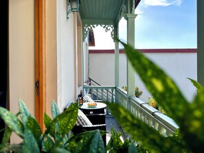 Camera Superior con letto matrimoniale o 2 letti singoli, balcone, vista città | Biancheria da letto di alta qualità, minibar, una cassaforte in camera