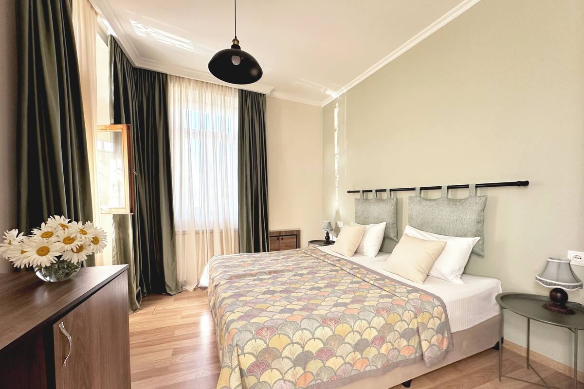 Chambre Standard double ou avec lits jumeaux, vue sur la ville | Literie de qualité, minibar, coffre-fort, rideaux d’obscurcissement