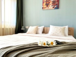 Camera Superior con letto matrimoniale o 2 letti singoli, balcone, vista città | Biancheria da letto di alta qualità, minibar, una cassaforte in camera
