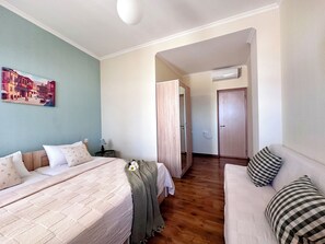 Chambre supérieure double ou avec lits jumeaux, balcon, vue sur la ville | Literie de qualité, minibar, coffre-fort, rideaux d’obscurcissement