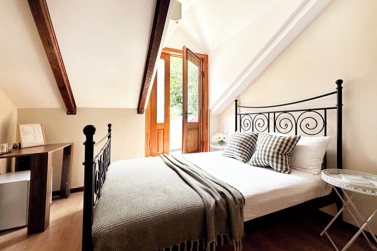Chambre économique double | Literie de qualité, minibar, coffre-fort, rideaux d’obscurcissement