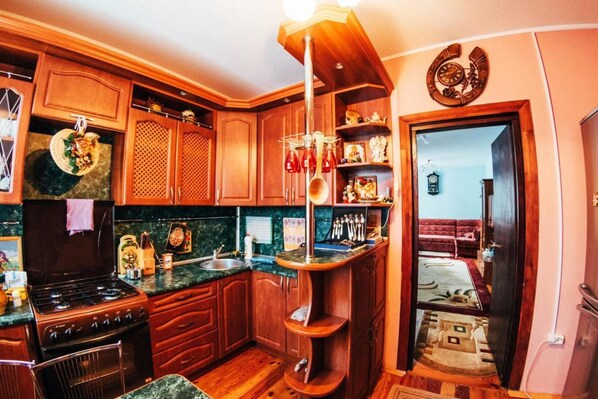 Frigorífico, microondas, horno y placa de cocina