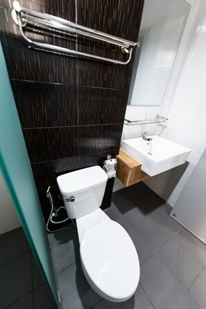 Ducha, artículos de tocador gratuitos, toallas