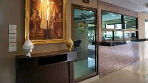 A reception area with a framed portrait, a decorative vase, and a number sign '3101'. - Thana Residence Lam Luk Ka (Lam Luk Ka)