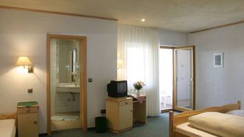 Double Room | Free cribs/infant beds, rollaway beds