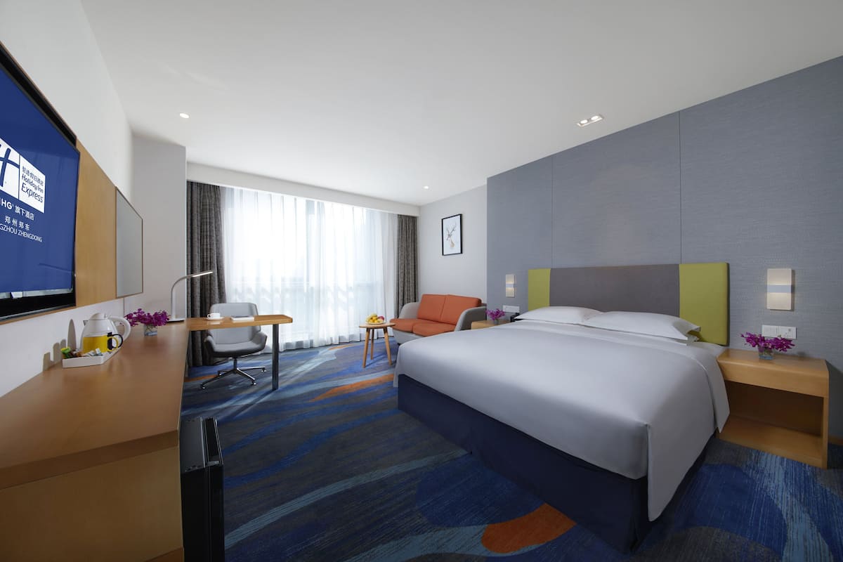 Quarto standard, 1 cama King (High Floor) | Edredons de pluma, cofres nos quartos, escrivaninha, cortinas blackout