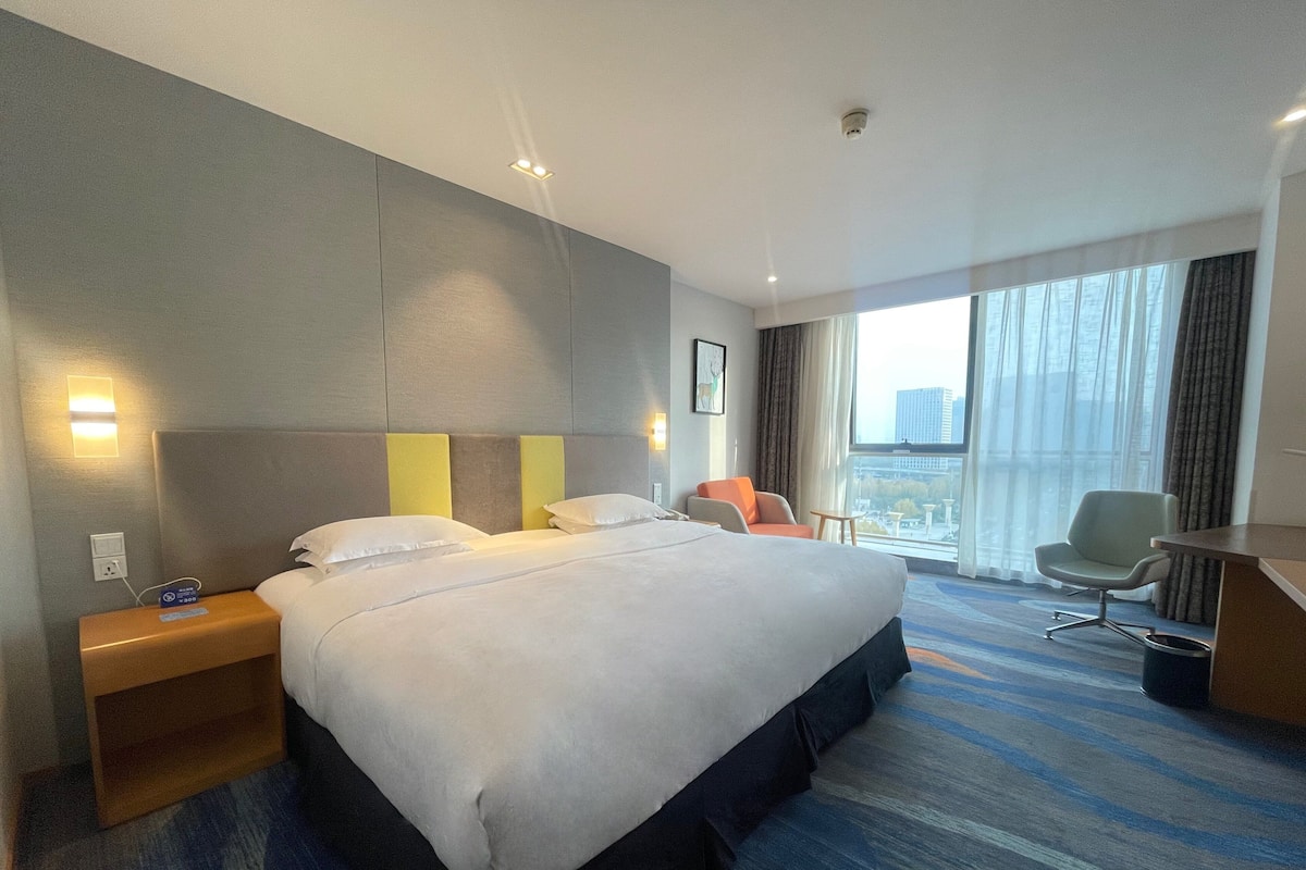 Standaard kamer, 1 eenpersoonsbed (Super King, High Floor) | Donsdekens, een kluis op de kamer, een bureau, een laptopwerkplek