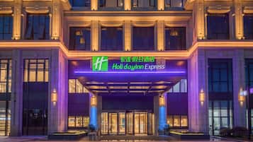 L’entrée d’un hôtel, avec une enseigne bien visible indiquant « Holiday Inn Express ».