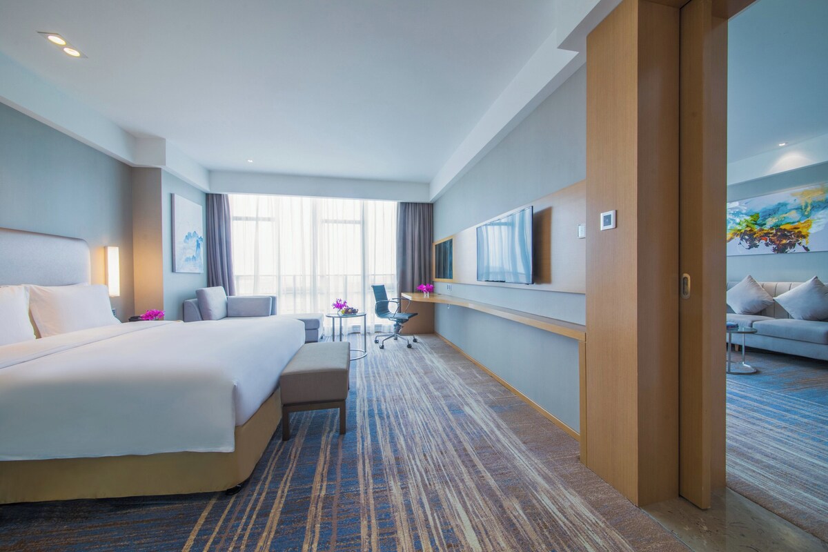 Suite, 1 kingsize bed | Een minibar, een kluis op de kamer, een bureau, een laptopwerkplek
