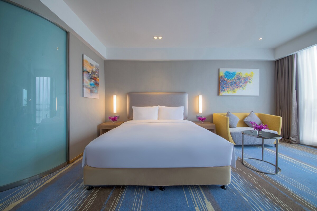 Standaard kamer, 1 kingsize bed | Een minibar, een kluis op de kamer, een bureau, een laptopwerkplek