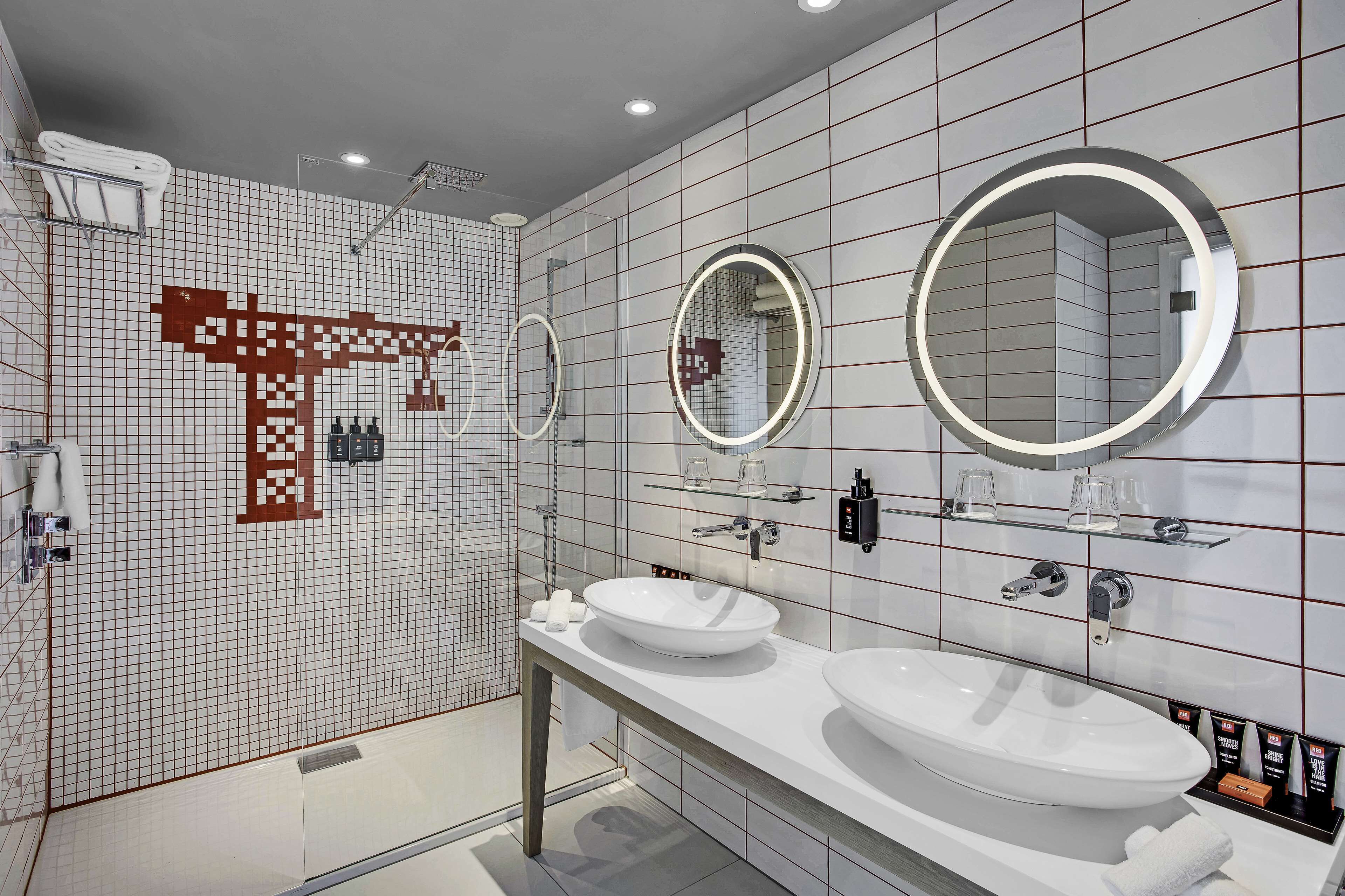 suite (feature) | bathroom | shower, free toiletries, hair dryer, towels