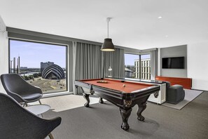 Ropa de cama de alta calidad y caja de seguridad en la habitación 