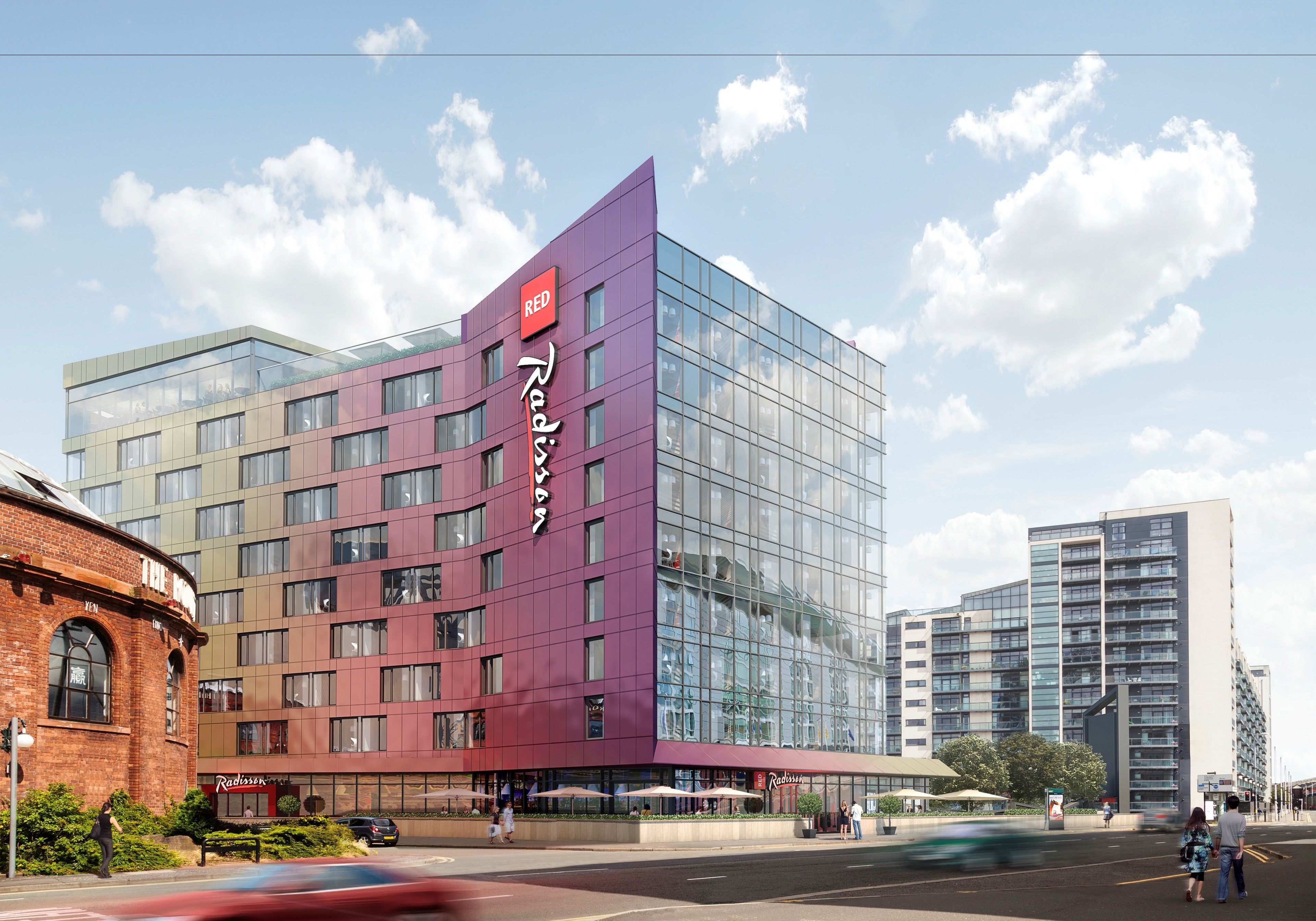 Een modern hotel met een opvallende rode en paarse gevel, grote glasramen en een zichtbaar restaurant genaamd "Redstone" op de begane grond.
