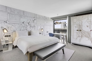 Ropa de cama de alta calidad y caja de seguridad en la habitación 