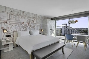 Ropa de cama de alta calidad y caja de seguridad en la habitación 