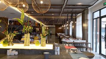 2 restaurants, breakfast, lunch, dinner served; dim sum