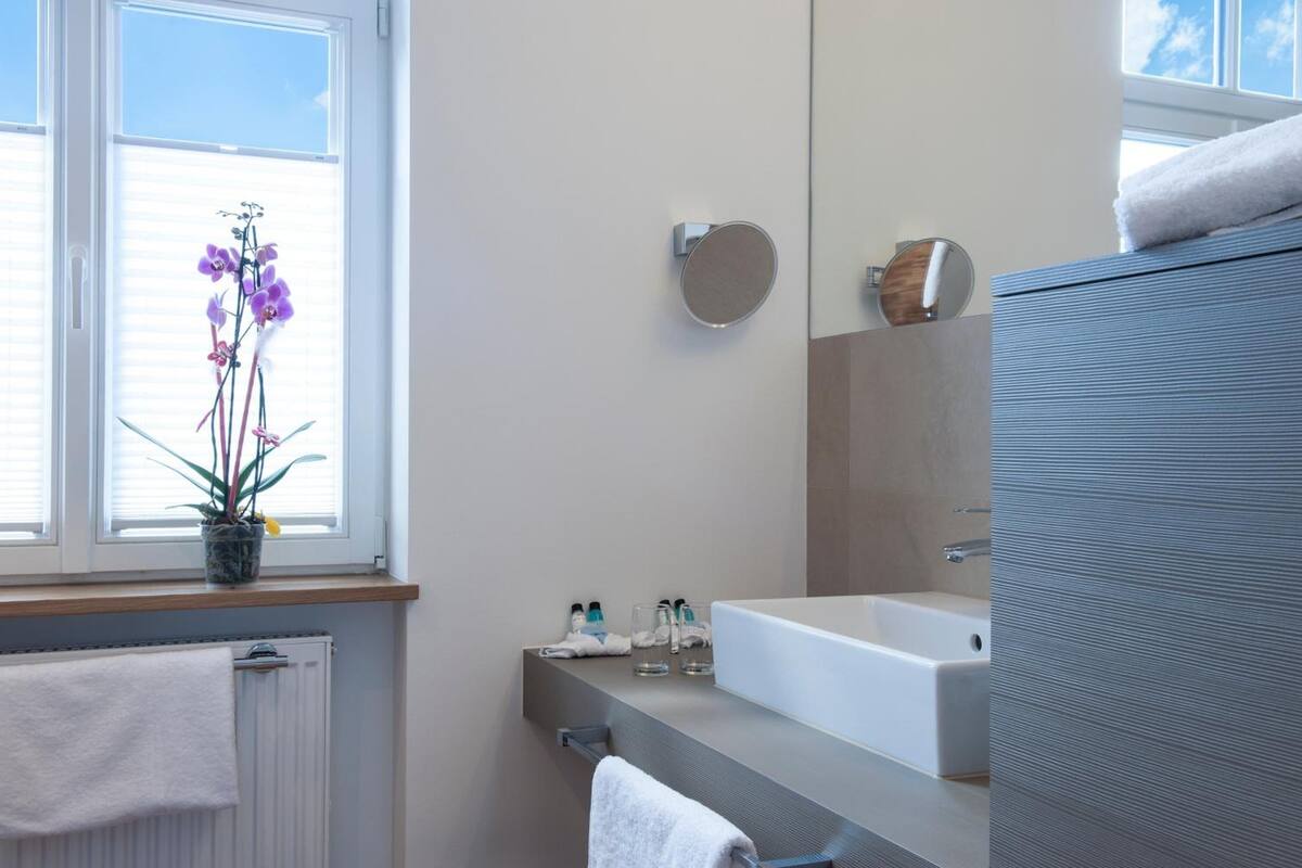 shower, rainfall showerhead, free toiletries, hair dryer