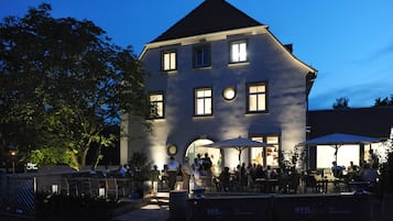 Fassade der Unterkunft – Abend/Nacht