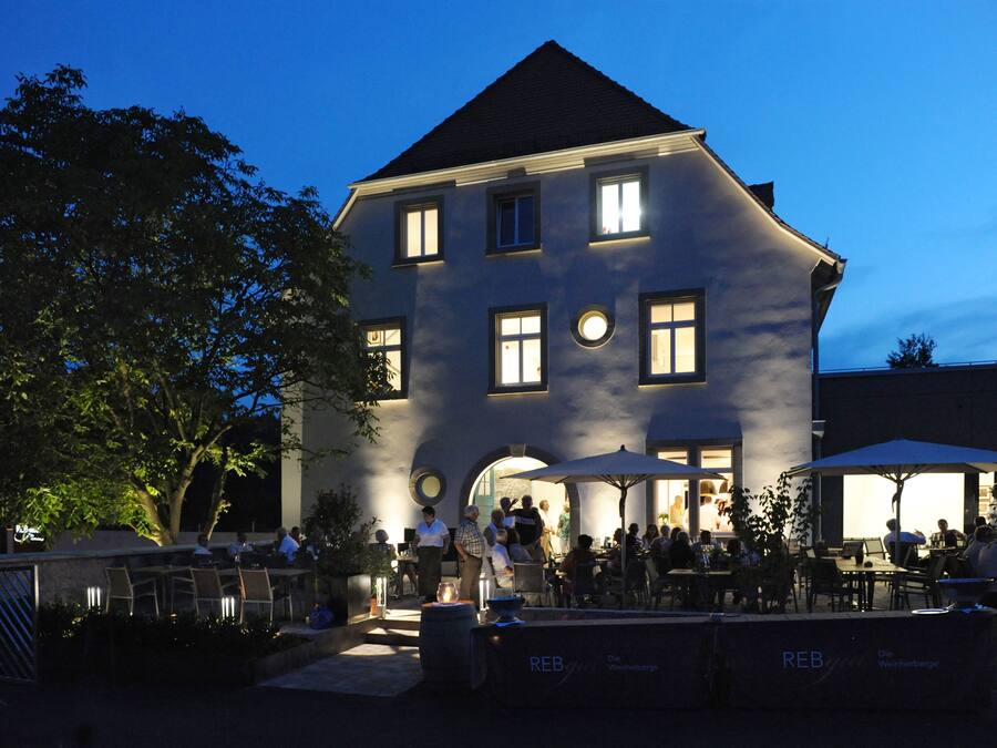 Vista frontal de la propiedad por la tarde o noche