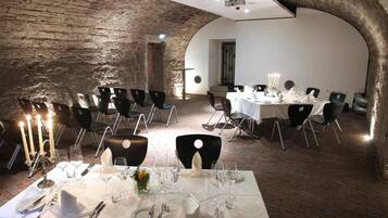 Aamiainen ja illallinen, paikallinen ja kansainvälinen keittiö