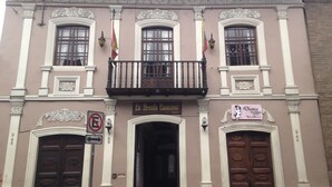 A building with a balcony, two doors, and a sign for 'La Posada Cuencas Restaurant'. - La Posada Cuencana (Cuenca)