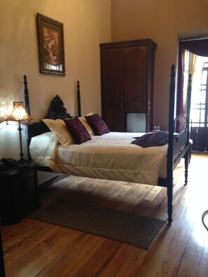 Comfort Double Room, 1 Queen Bed, Balcony, City View | In-room safe, desk, iron/ironing board, free WiFi - La Posada Cuencana (Cuenca)