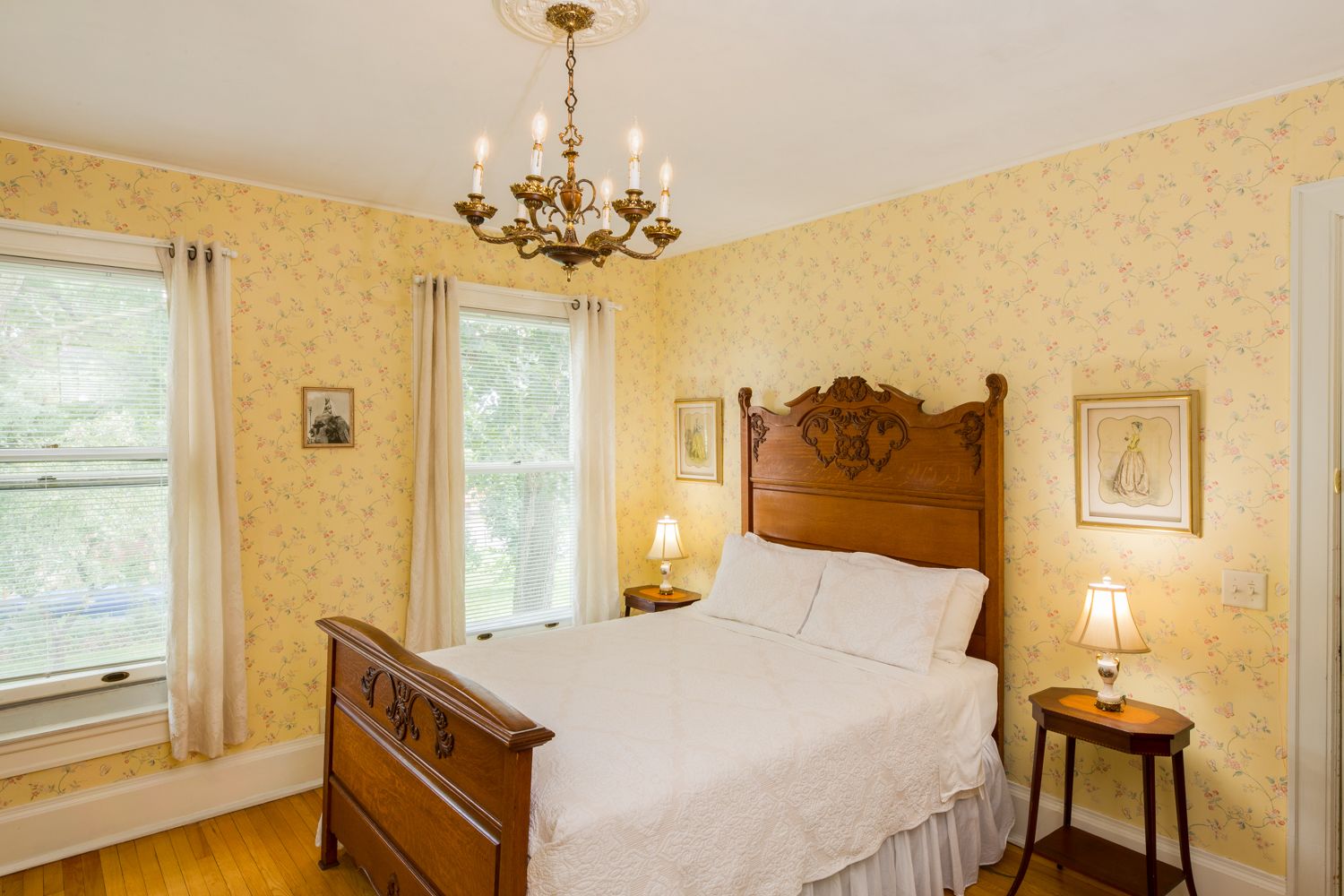Romantic Room, 1 Queen Bed, Garden View | Premium bedding, individually decorated, individually furnished, desk