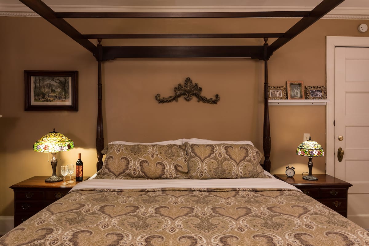 Deluxe Room, 1 King Bed, Fireplace