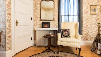 Romantic Room, 1 Queen Bed, Connecting Rooms, Garden View