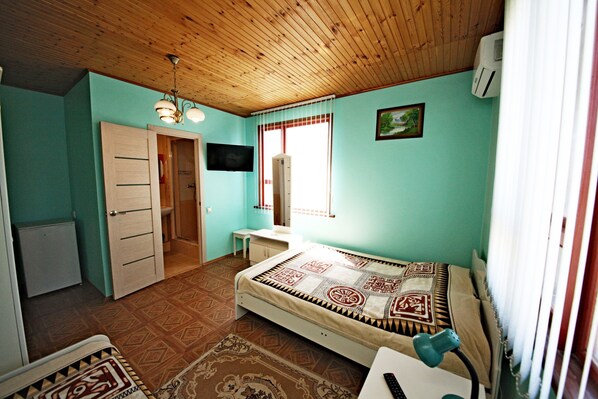 Laptop workspace, free WiFi, bed sheets