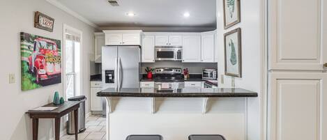 Geladeira, micro-ondas, cooktop, lava-louças