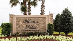 A sign for Windsor Palms, an elevated resort community. - Single Level Luxury Villa with Pool and Hot tub close to Disney (Kissimmee)