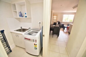 Interior - Midland Apt, Hospital, Shops, Train, Sleeps 6 (Midland)