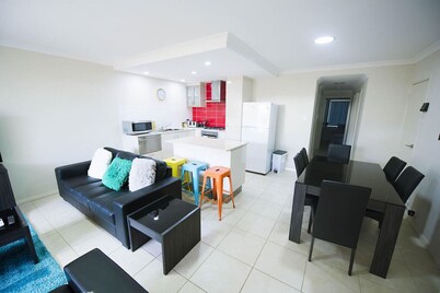 Unit close airport, hospital, shops and transport