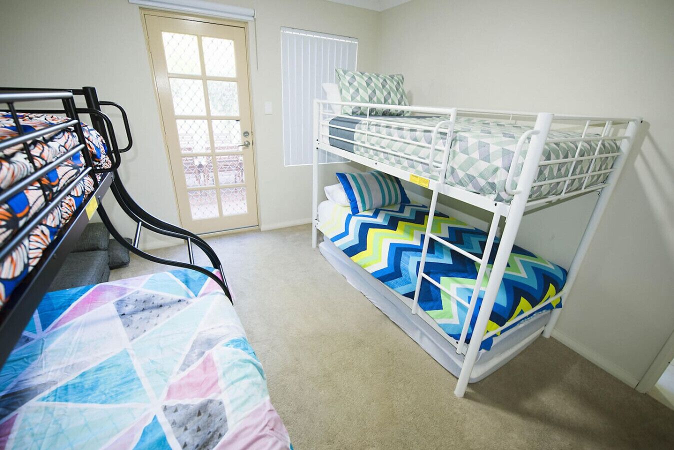 2 soverom, skrivebord, strykejern/-brett og reiseseng for barn