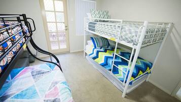 2 soverom, skrivebord, strykejern/-brett og reiseseng for barn